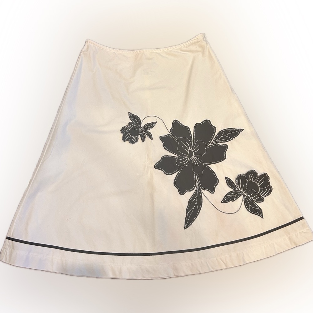 White House Black Market cotton chic  A-Line Skirt - Black Floral/white size 4